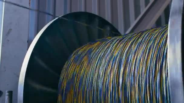 Carrete giratorio con cable en primer plano de la planta de producción de cables — Vídeos de Stock