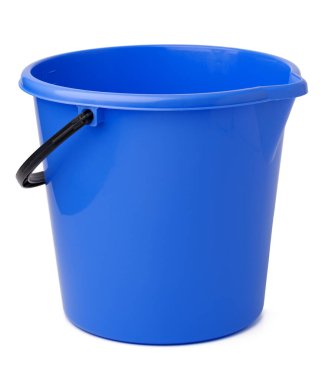 Tek plastik kova beyaz arkaplanda izole edilmiş.