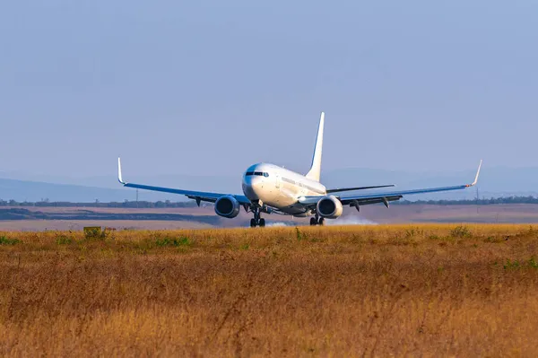 Passagierflugzeug hebt an sonnigem Tag von Landebahn am Flughafen ab. — Stockfoto