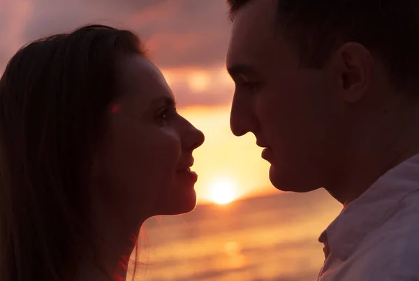 Romântico sensual jovem casal apaixonado ao pôr do sol — Fotografia de Stock
