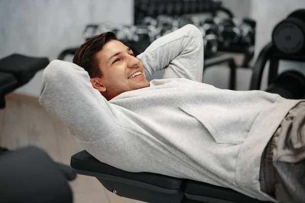 Jeune athlète faisant des exercices abdominaux séance d'entraînement dans la salle de gym moderne — Photo