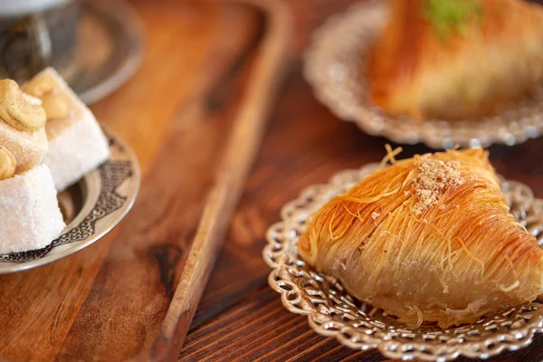 Dulces turcos en plato pequeño sobre fondo de madera marrón — Foto de Stock