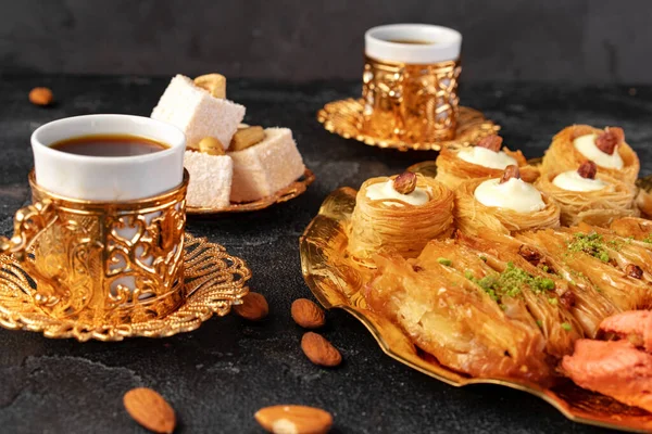 Türkisches Dessert Baklava mit einer Tasse Kaffee auf schwarzem Hintergrund — Stockfoto