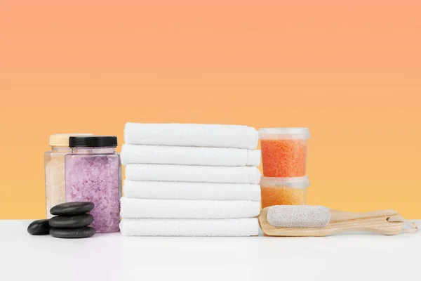 Badhanddoeken en spa zout op witte tafel — Stockfoto