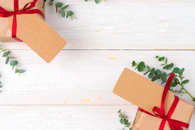 Ahşap arka planda küçük hediyeli boş Xmas istek listesi