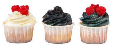 Beyaz üzerine krema soslu üç lezzetli kek.