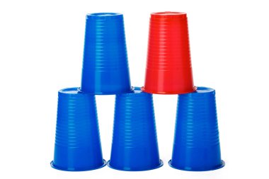 Beyaz arkaplanda plastik bardak yığını