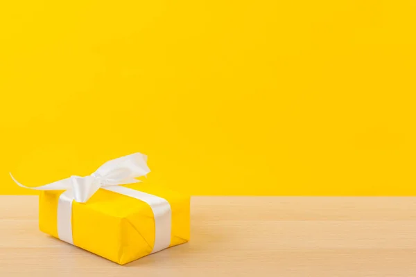 Cadeaux avec rubans sur fond jaune vif — Photo