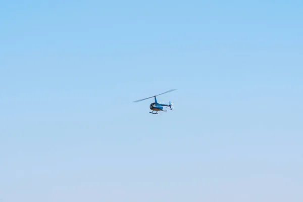 Helicopter flying in the sky during a sunny day — Stock Photo, Image