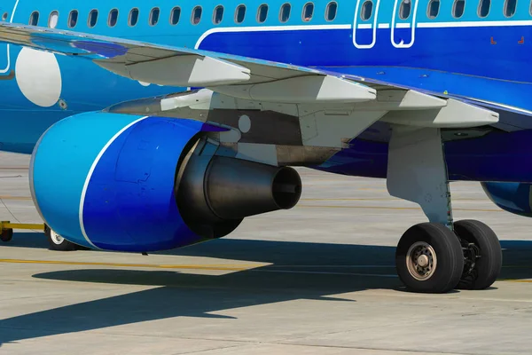 L'avion est stationné près de la porte d'embarquement de l'aéroport — Photo