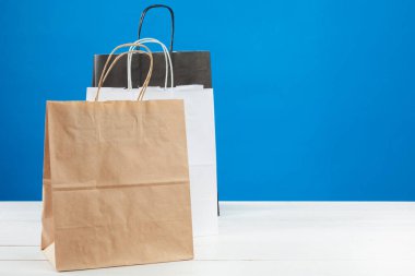 Mavi arka planda alışveriş torbaları düzenleme