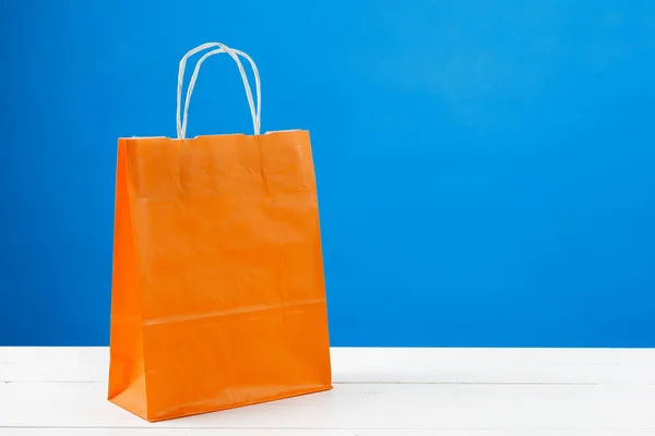 Sacos de compras de papel com espaço de cópia no fundo azul — Fotografia de Stock