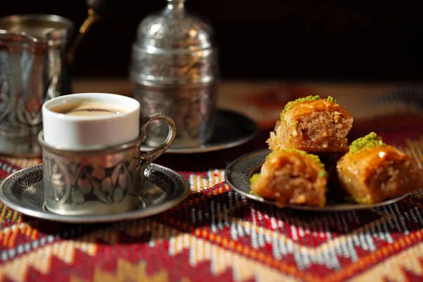 Small cup of Turkish coffee and Turkish baklava — Stock Photo, Image