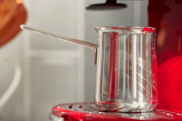 Cozinha moderna. vermelho retro estilo máquina de café de perto — Fotografia de Stock