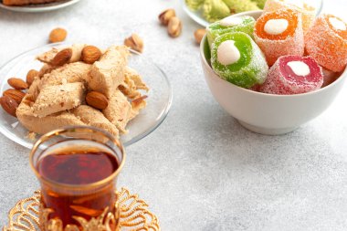 Gri arka planda bir bardak çay ile Türk lezzeti çeşitleri