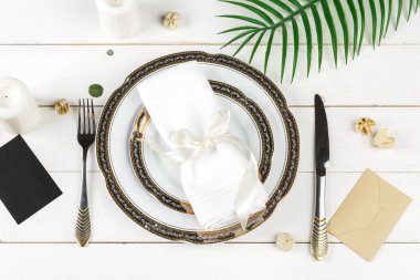 Tabakları ve çatal bıçakları olan masa, yukarıdan görünüyor.