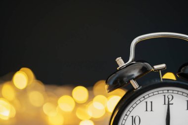 Bokeh ile bulanık Noel arka plan retro çalar saat yakın