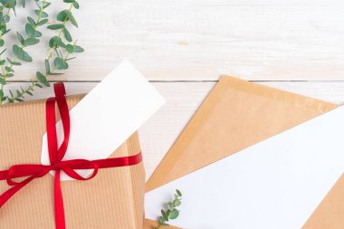 Ahşap arka planda küçük hediyeli boş Xmas istek listesi