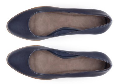 Beyaz arka planda kadın ayakkabıları. Üstte görüntü.