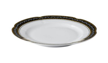 Beyaz arka planda izole edilmiş altın kenarlı beyaz seramik masa tabağı