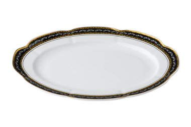 Beyaz arka planda izole edilmiş altın kenarlı beyaz seramik masa tabağı