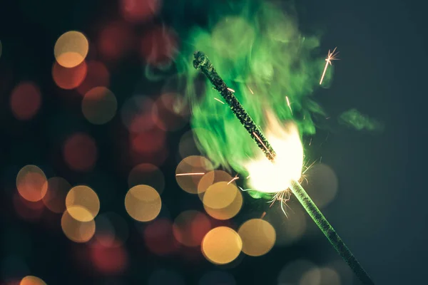 Κοντινό πλάνο του πράσινου sparkler διακοπών στο σκοτάδι — Φωτογραφία Αρχείου