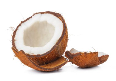 Kırılmış hindistan cevizi yemeye hazır, beyaz arka planda.