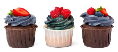 Beyaz üzerine krema soslu üç lezzetli kek.