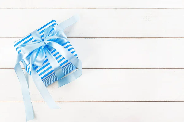 Cajas de regalo con cinta en la mesa blanca de cerca — Foto de Stock