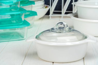 Mutfağın içinde beyaz tencere yemek takımı.