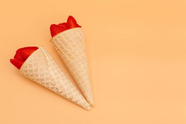 Canlı arka planda taze çilekli waffle konisi.