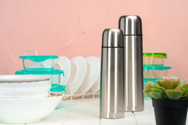 Mutfakta termosa karşı sofra takımı.