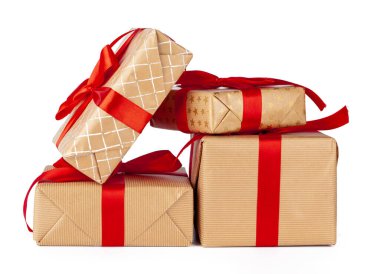 Beyaz arka planda izole edilmiş el sanatları kağıdındaki hediye kutuları grubu