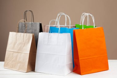 Bej arka planda alışveriş torbaları düzenleme