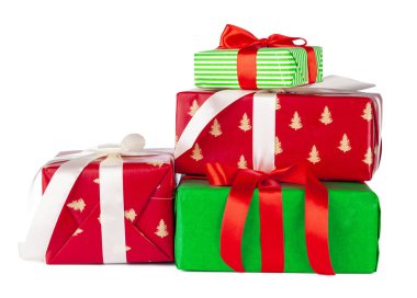 Beyaz arkaplanda izole edilmiş renkli istiflenmiş hediye kutuları