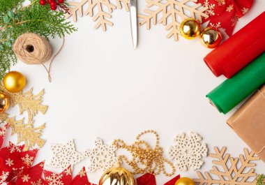 Noel hediyeleri için aksesuarlar beyaz arka plan, üst görünüm, kopyalama alanı