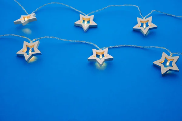 Ghirlanda illuminata a forma di stella su sfondo di colore da vicino — Foto Stock