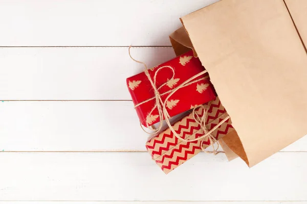 Confezioni regalo con nastro su tavolo bianco da vicino — Foto Stock