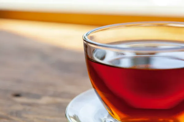 Tasse à thé chaude sur table rustique en bois close up — Photo