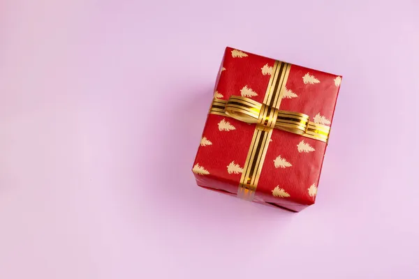 Horní pohled na zdobený dárek s lukem na růžovém pozadí — Stock fotografie