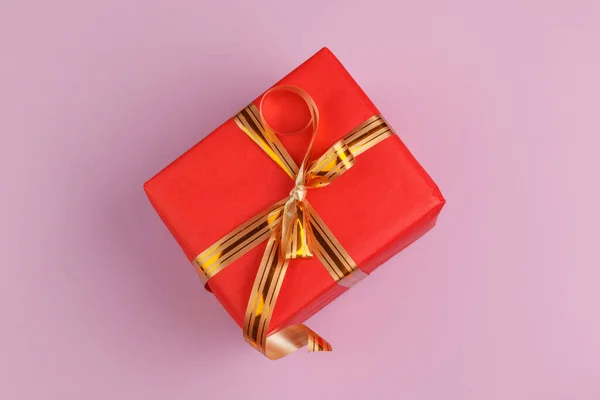 Vacker presentförpackning insvept i semesterpapper med rosett, ovanifrån — Stockfoto
