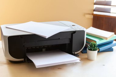 Üzerinde yazıcı olan bir ofis masasını kapat