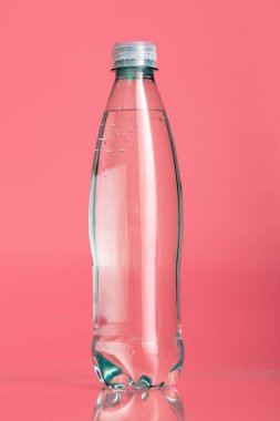 Pastel bej arka plan üzerinde plastik su şişeleri