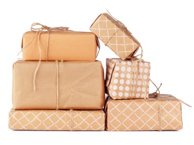 Beyaz arkaplanda izole edilmiş bir grup hediye kutusu