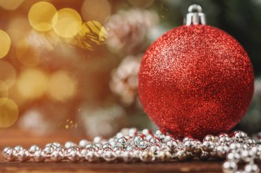 Bulanık çelenk arkaplanındaki Noel süslemeleri