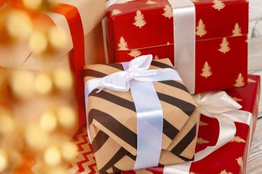 Yığınla hediye kutusu üst üste dizildi