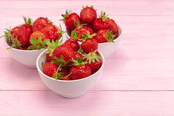 Plate of strawberry on pink wooden background — Stock Photo, Image