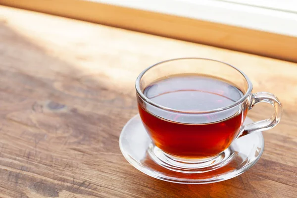 Taza caliente de té en la mesa rústica de madera de cerca —  Fotos de Stock