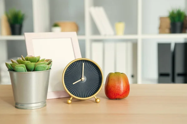 Está na hora da escola. Relógio de alarme vintage e maçã na mesa de madeira — Fotografia de Stock