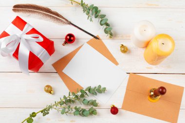 Yeni yıl için yapılacaklar listesi, ahşap arka planda noel konsepti